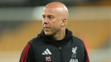 سلوت يدافع عن صلاح ويرفض الاعتراف بوجود أزمة داخل صفوف ليفربول